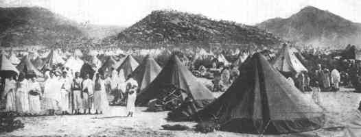 1924, plerins
musulmans campant aux alentours de la colline d’Arafat