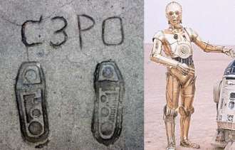 empreintes des pieds de C3PO aux USA, en californie, dans la ville de Los Angeles, sur Hollywood boulevard, devant le Chinese Theater.