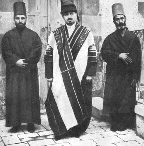 Sur cette photo prise en 1929, on voit Mohammed Bakir Effendi entour de deux de ses coreligionnaires. Il tait le  Grand Tchlbi de l Ordre Mevlevi , secte musulmane mieux connue des Occidentaux sous le nom de  derviches tourneurs .
