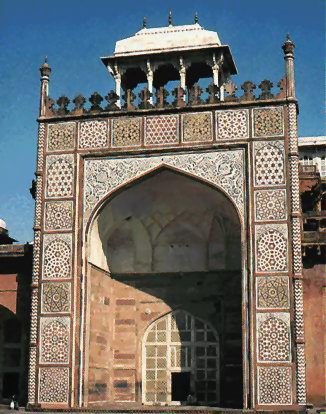 Le magnifique
mausole d’Akbar  Sikandra, prs d’Agra.
Il fut achev en 1613.