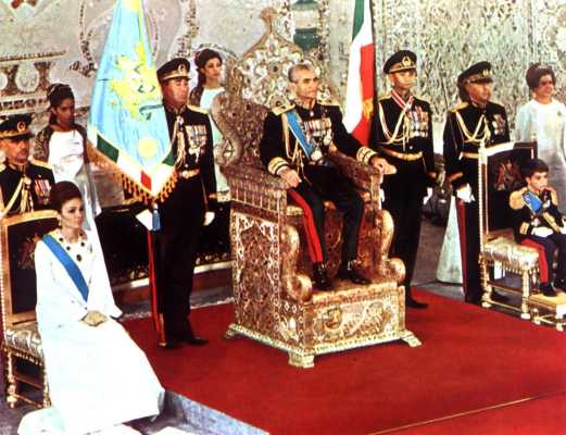 En 1921 le gnral Riza s’installe au pouvoir  Thran aprs avoir renvers la dynastie qadjar qui rgnait sur l’Iran depuis 1787. Riza prend alors le nom de Pahlavi et se proclame Shah (empereur) en 1925.