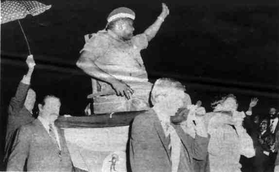Amin Dada se fait porter en triomphe par des diplomates occidentaux pris en otages
