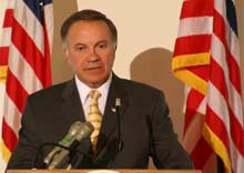 Tom Tancredo, parlementaire conservateur amricain qui a propos de bombarder des lieux saints de l'islam pour rpondre aux attaques terroristes