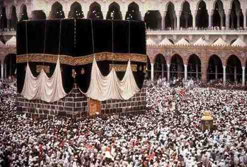 Le  ka’ba , petit difice cubique au centre de la mosque de la mecque, en arabie Saoudite