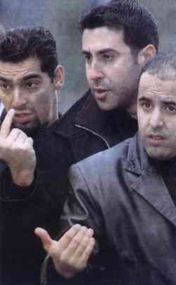 trois militants de la Ligue Arabe Europenne font des gestes de provocation face 
la police belge
