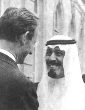 dbut des annes 70, Robert Galley (de dos) –
reprsentant du gouvernement franais – reoit
le prince Abdallah Ibn Abdoul Azziz