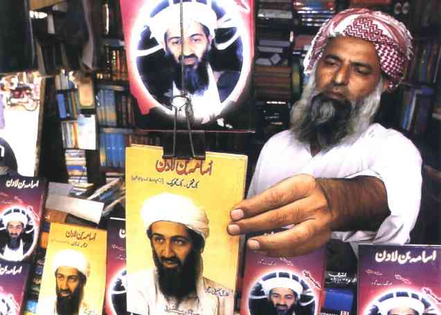 La vitrine d’une
librairie de Karachi (Pakistan) orne d’effigies de Ben
Laden