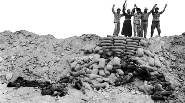 Un groupe de combattants iraniens danse devant les cadavres de soldats irakiens aprs la prise d’une tranche.