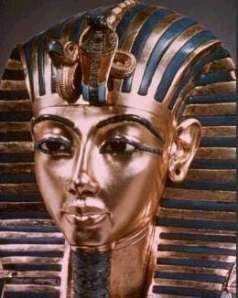 Le masque funraire de Toutankaton (–
1354  – 1346) qui fut oblig de rgner
sous le nom de Toutankhamon