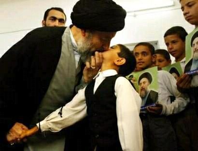un mollah embrasse un enfant musulman sur la bouche