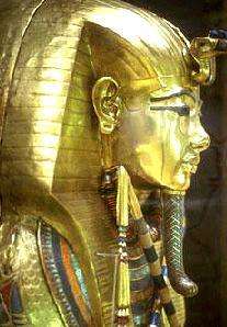 Le couvercle du sarcophage de Toutankaton (–
1354  – 1346) qui fut oblig de rgner
sous le nom de Toutankhamon