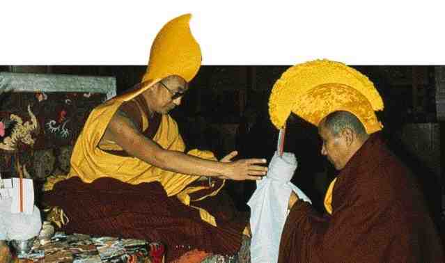 Le XIVe Dala-Lama ( gauche), homme de paix et de tolrance qui a
conduit le bouddhisme tibtain vers le IIIe millnaire.