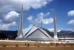 la grande mosque moderne d’Islamabad (Pakistan) avec ses minarets de 90 mtres de haut