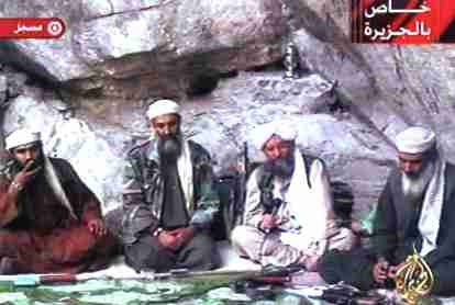La  bande des
quatre  du rseau al Qada, peu avant la
dislocation du groupe.
De gauche  droite :
Soulaiman Gath (porte-parole du rseau)
Ussama ben Laden (celui qui voulait tre calife  la place du calife)
et les soutiens gyptiens de ben Laden :
Ayam al-Zawahiri et Mohammed Atef.