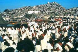 Toute la foule se presse sur les pentes du mont Arafat