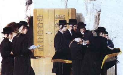 Juifs orthodoxes devant le
mur dit  des lamentations  
Jrusalem