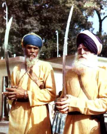 Comme l’islam, le sikhisme mlange habilement les notions socio-politiques et religieuses. Le peuple sikh, imprgn de mysticisme hindou, est trs fanatis. C’est un peuple guerrier qui adore exhiber ses armes et se vanter de ses prouesses au combat. En cela, il ressemble aux peuples arabo-musulmans.